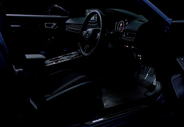 Tampilan kabin modifikasi Honda Civic e:HEV diberi banyak aksesori pemanis