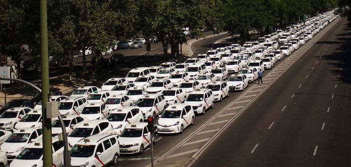 Taksi konvensional Madrid melakukan aksi di tengah jalan, Senin (30/7)