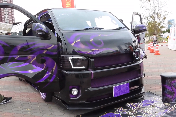 Modifikasi Toyota HiAce tampil beda dengan siraman airbrush ungu