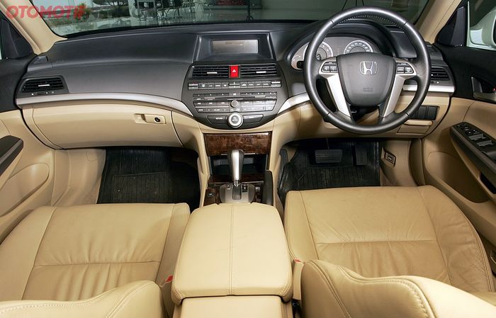 Honda Accord CP2. Interior