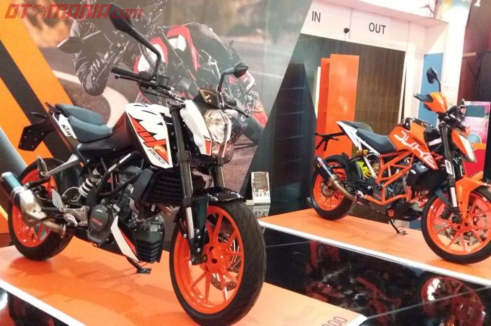 KTM Duke 200 dengan knalpot baru. Muffler di samping, tanggalkan underbelly