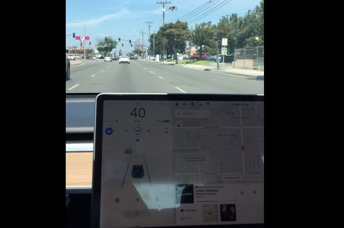 Mobil otonom saat di jalan raya