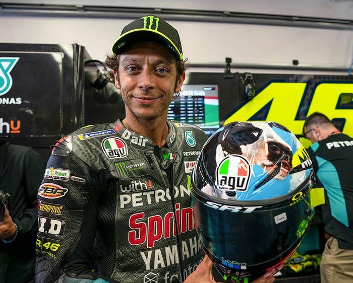 Helm Valentino Rossi terdapat gambar sapi dengan tulisan 'MUUUUGELLO' di bagian belakang