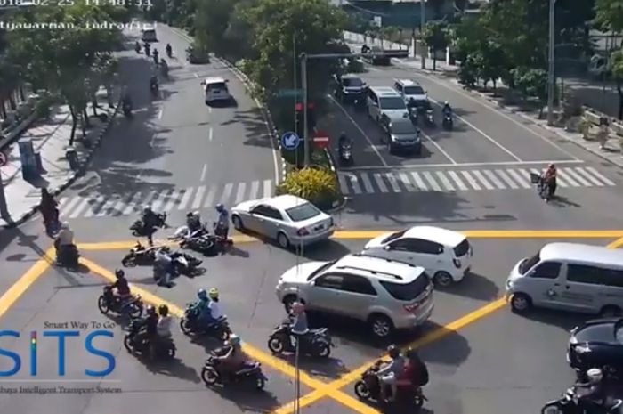 Empat pengendara sepedamotor jatuh di persimpangan jalan raya