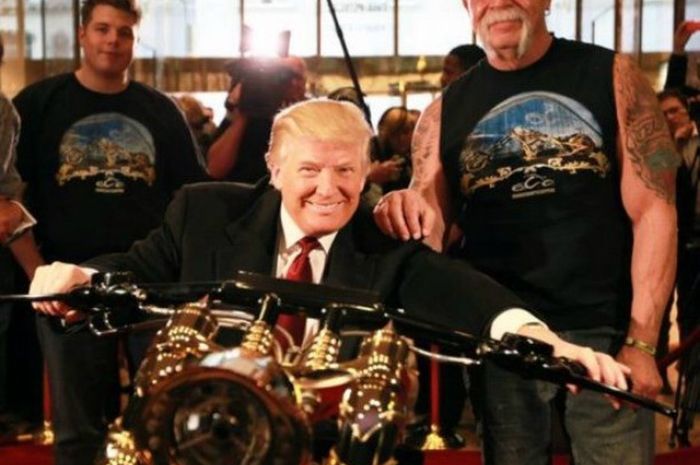 Presiden Donald Trump dan Paul Teutal Senior saat penyerahan Trump Chopper, Februari 2012.