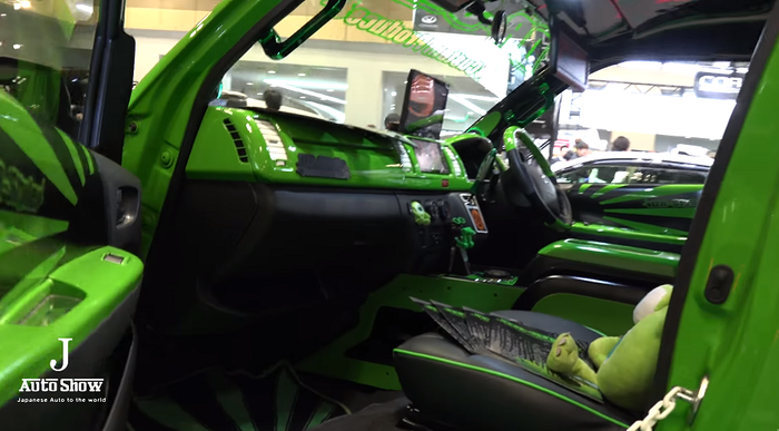 Kabin Toyota HiAce juga didominasi warna hijau