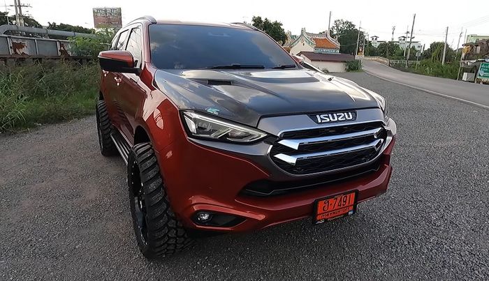 Kap mesin serat karbon di modifikasi Isuzu MU-X baru