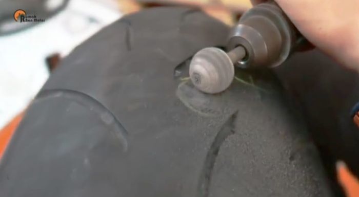 Menghaluskan bagian ban tambal tip top 