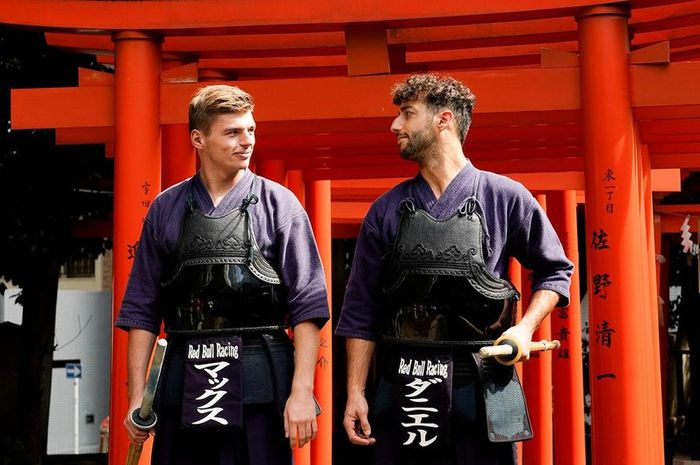 Max Verstappen (kiri) dan Daniel Ricciardo mengenakan atribut bela diri Kendo