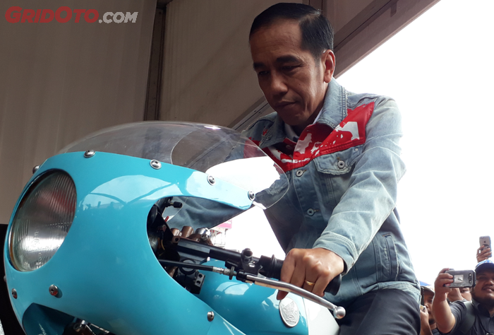 Presiden Jokowi duduk di motor milik Gibran Rakabuming di Kemayoran, Jakarta Pusat