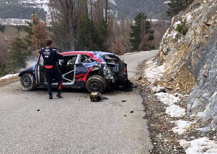 Ott Tanak dan co-driver selamat dari kecelakaan di reli Monte Carlo