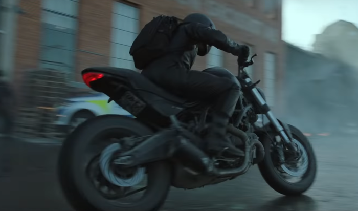  Aksi tomboy khas Lisbeth Salander di atas motor ducati hitamnya siap menghibur penonton.