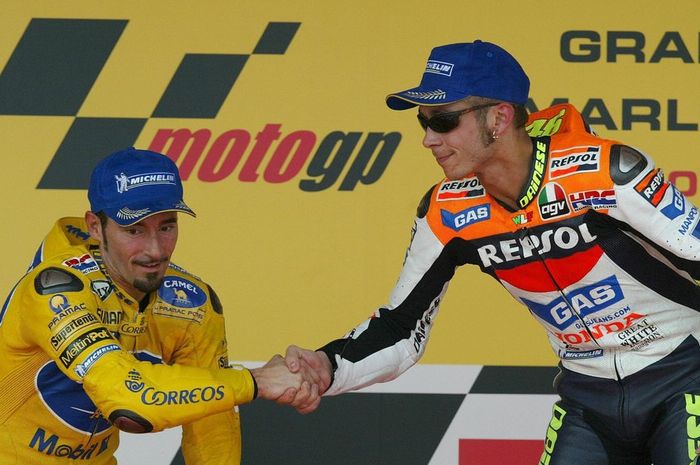 Valentino Rossi dan Max Biaggi bersalaman