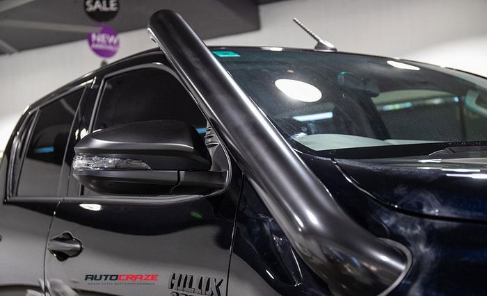 Snorkel terpasang di sisi kanan pilar A Toyota Hilux