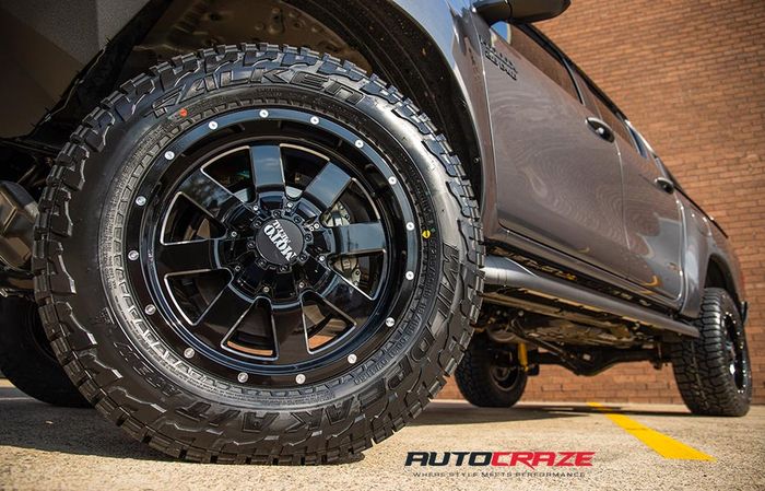 Modifikasi Toyota Hilux pasang pelek Moto Metal MO962 ukuran 18 inci