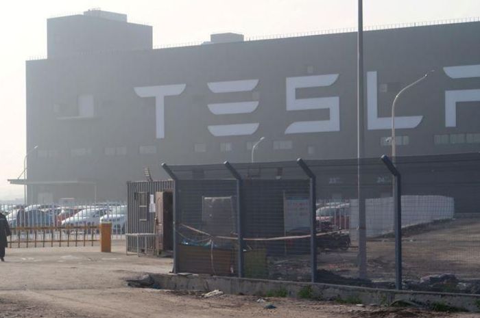 Tesla berencana untuk menginvestasikan USD 2 miliar atau sekitar Rp 30 triliun untuk meningkatkan produksi pada pabriknya di China.