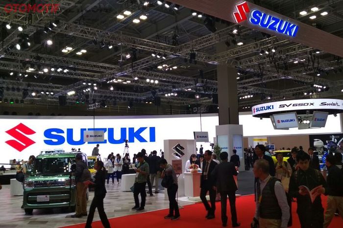 Booth Suzuki di Tokyo Motor Show memamerkan produk roda empat dan dua 
