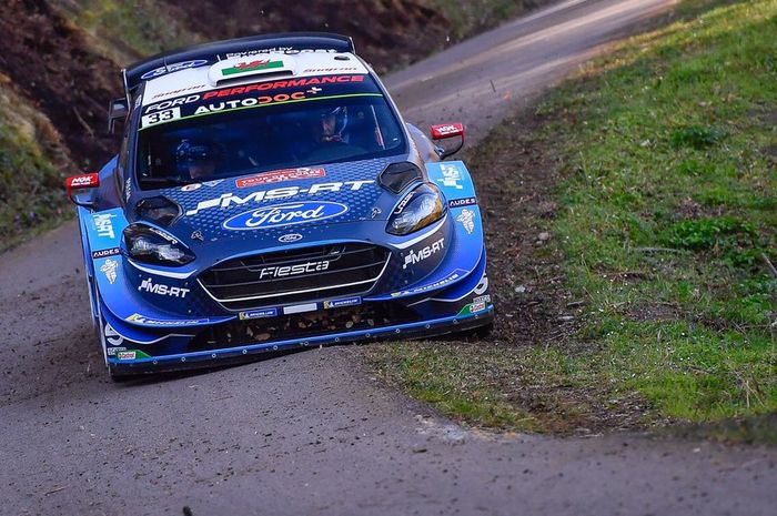 Elfyn Evans yang sempat terhalang pereli Toyota, kembali memimpin hari pertama reli Korsika