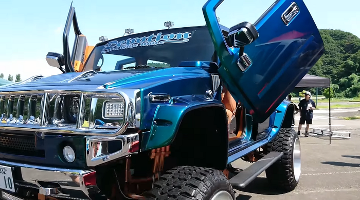 Hummer H2 berkelir hijau dengan bukaan pintu gunting