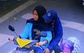 Cie, Ciee...Ditegur Petugas Di Lampu Merah, Muda-Mudi Boncengan Motor Ini Salah Tingkah