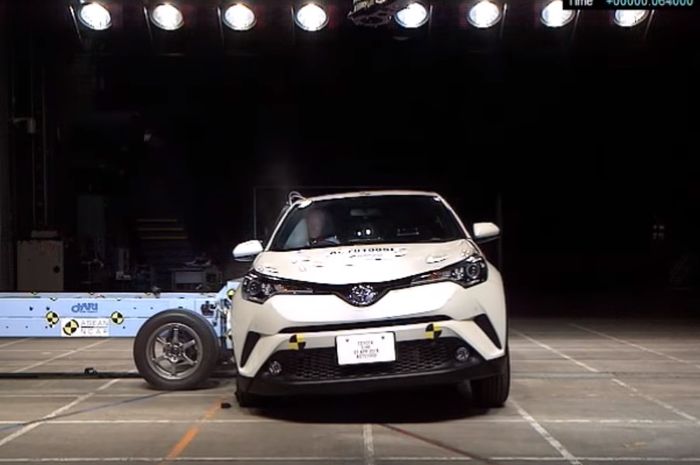 Toyota C-HR saat crash test