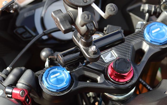 Mounting smartphone di CBR250RR