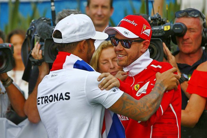 Sebastian Vettel memberi ucapan selamat kepada juara dunia F1 2017 Lewis Hamilton usai balapan di Meksiko