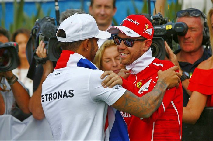 Sebastian Vettel mengucapan selamat kepada juara dunia F1 2017 Lewis Hamilton di GP F1 Meksiko, pertarungan keduanya bakal berlanjut tahun depan