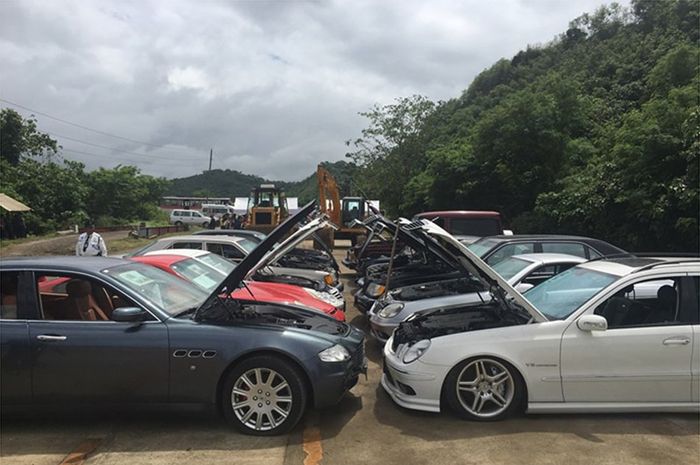 Puluhan mobil yang siap dihancurkan