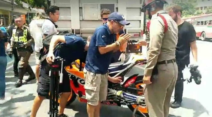 Ada polisi menghampiri motor Marc Marquez