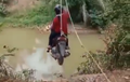 Honda Vario Melayang di Atas Sungai, Penumpang Teriak-teriak Ketakutan