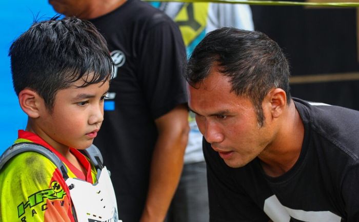 Hendriansyah mengarahkan putranya agar bisa balapan dengan 'benar'
