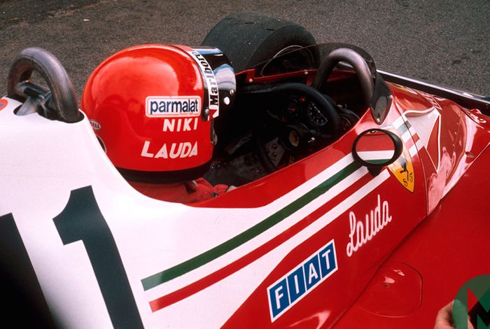 Ini livery helm Niki Lauda di tahun terakhirnya bersama tim Ferrari pada 1977