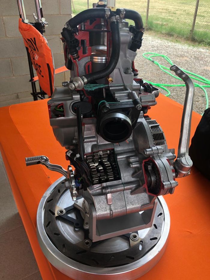 KTM menyebut, EXC Enduro model 2020 punya mesin baru yang lebih efisien dan berkinerja lebih tinggi