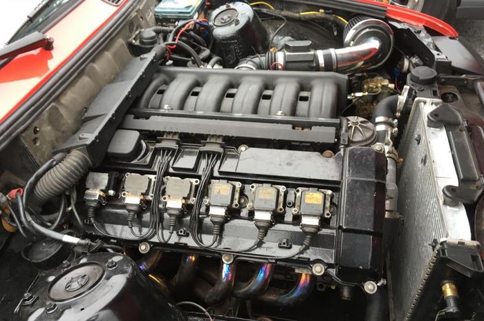 Keramik busi yang retak bisa menimbulkan masalah pada pembakaran mesin mobil.