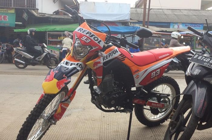 Selain livery, komponen yang ada pada Honda CRF150L ini tampak masih standar pabrikan.  Bahkan kompo