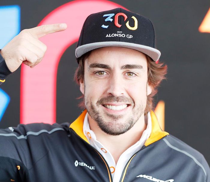 Fernando Alonso dengan topi yang dibuat khusus untuk memperingati 300 balapan F1