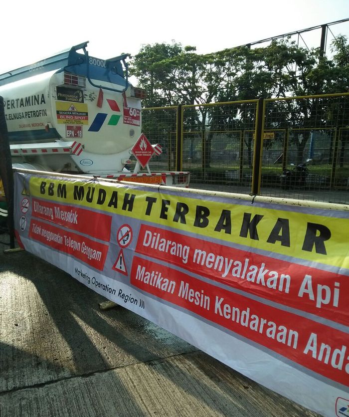 Tangki bensin yang membawa Pertamax Turbo untuk balap IRS Sentul