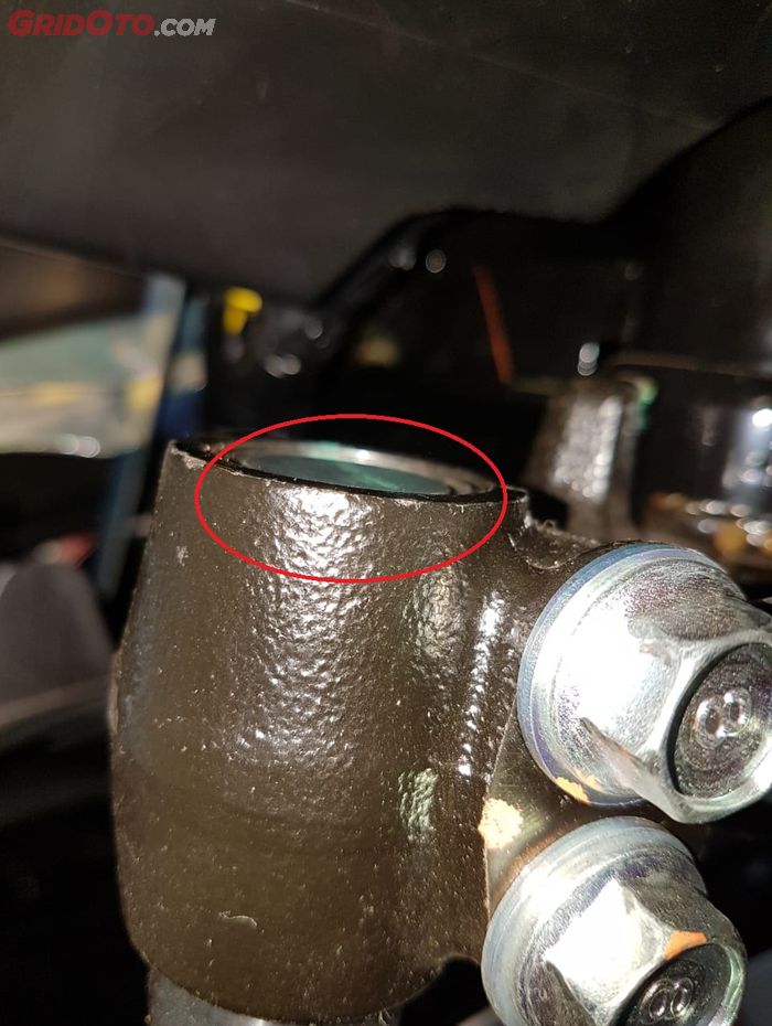 Raba ujung inner tube atau batang as shock dengan jari tangan untuk mengetahui shockbreker kamu rembes atau enggak 