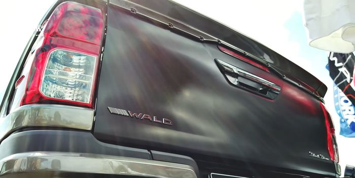 Tampilan depan modifikasi Toyota Hilux garapan Wald International
