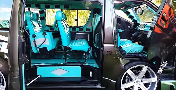 Tampilan kabin modifikasi Toyota HiAce ekstrem