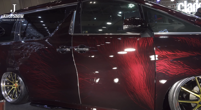 Baju luar Toyota Vellfire dibungkus cat merah maroon dengan airbrush