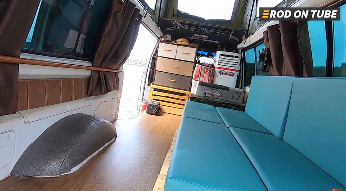 Ruang interior lega Mitsubishi L300 campervan