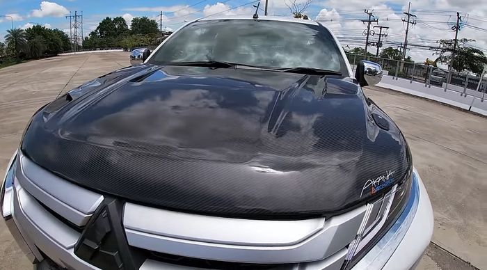 Kap mesin modifikasi Mitsubishi Triton diganti part serat karbon