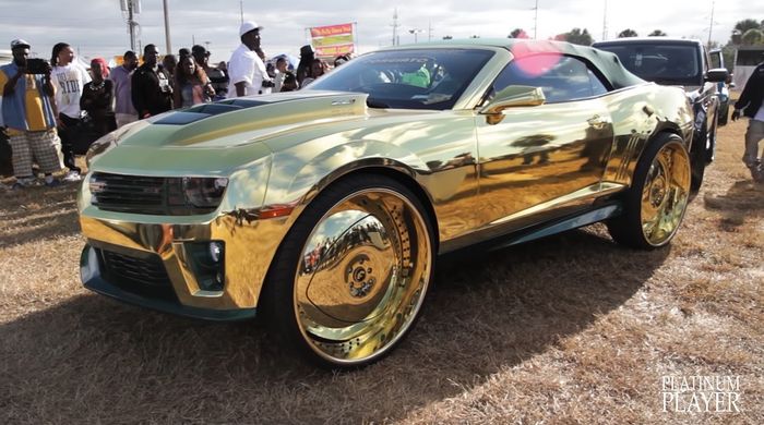 Seluruh bodi Chevrolet Camaro dibungkus wrapping emas