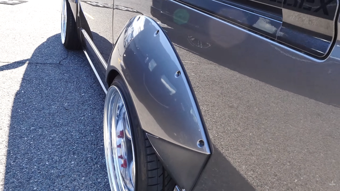 Pemasangan over fender membuat Toyota HiAce makin semok