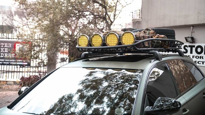 Audi RS6 dengan warna hijau matte dan dipasang roof rack biar lebih maskulin