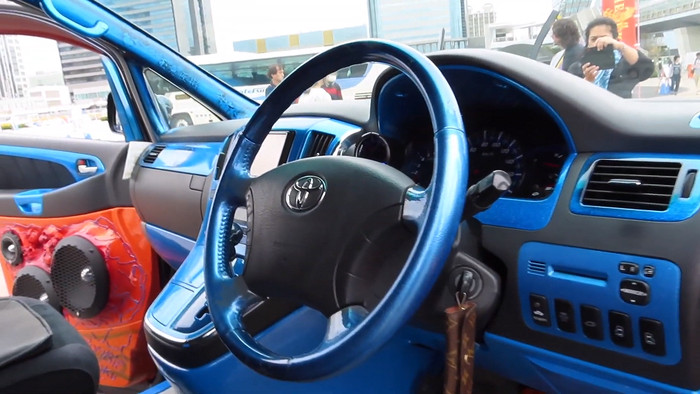 Nuansa tema warna biru dan hitam di kabin depan Toyota Alphard