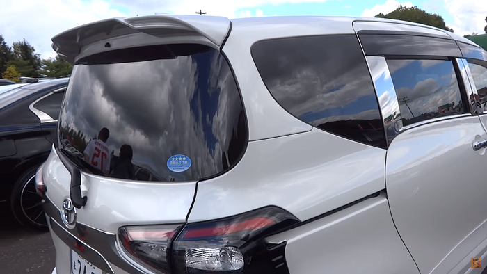 Tampilan belakang Toyota Sienta dengan pemasangan spoiler sporty