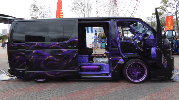 Tampilan samping Toyota HiAce dengan siraman airbrush